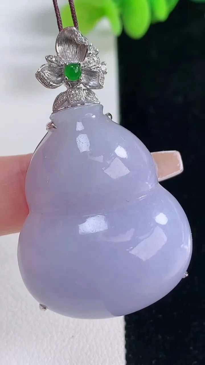 天然A货翡翠18K金紫罗兰葫芦吊坠，尺寸48.7-35.7-29.3-14，重量:22.02g
12
