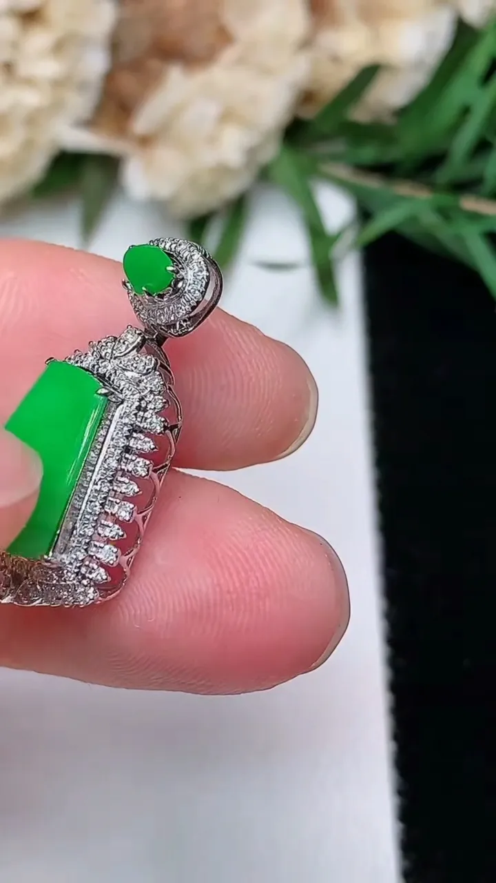 天然A货翡翠无事牌吊坠，尺寸23.4-12.4-7，裸石10.9-8.2，重量:1.81g
12月20日