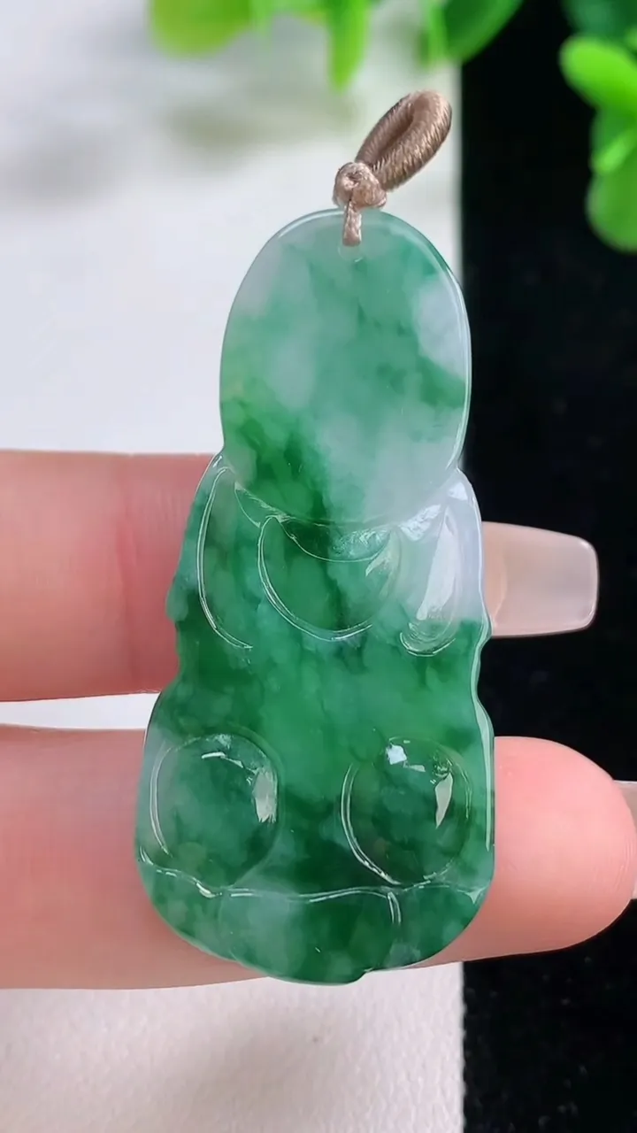天然A货翡翠飘花观音菩萨吊坠，尺寸46-21.3-4.8，重量:9.03g
12月20日