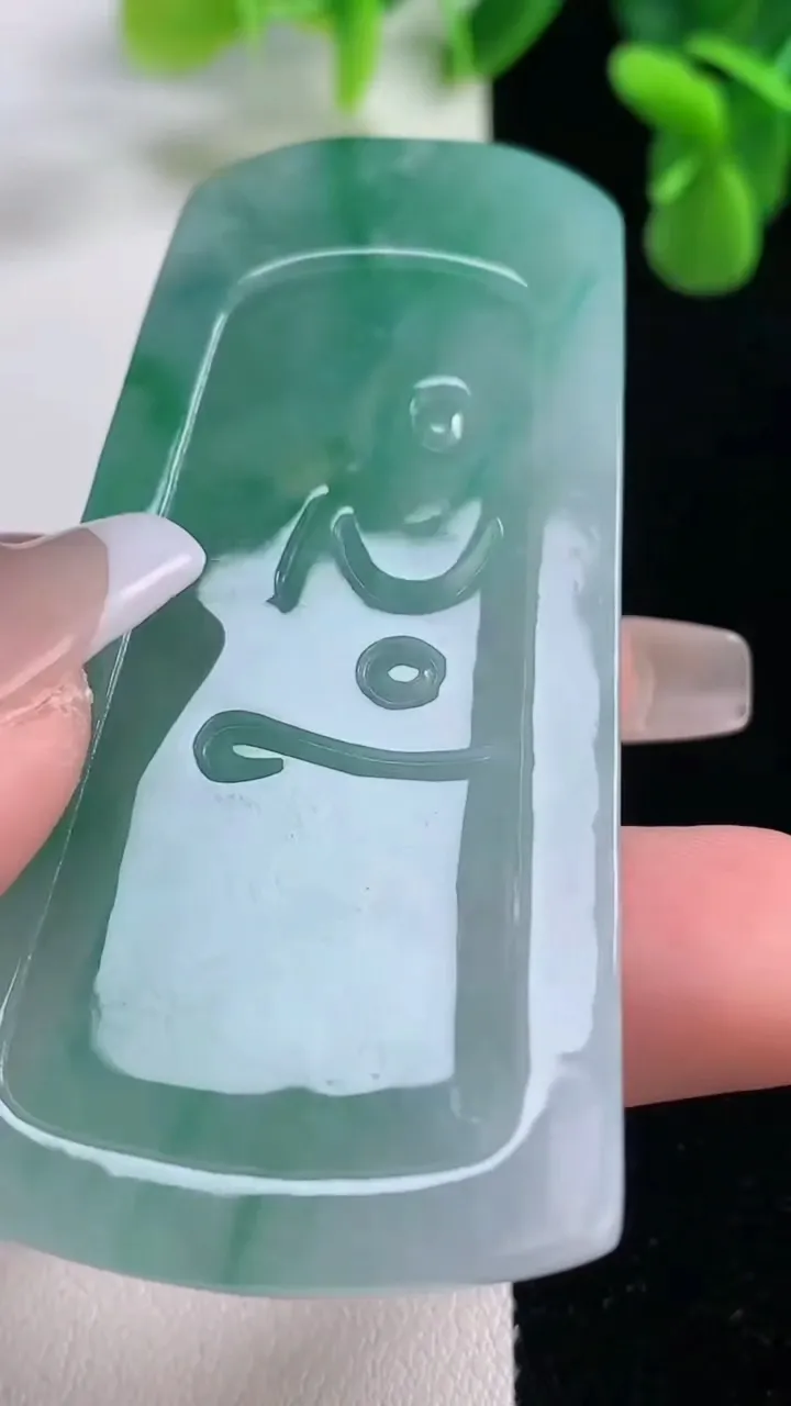 天然A货翡翠祥龙大日如来吊坠，尺寸68.6-33.8-5.4，重量:25.83g
12月20日