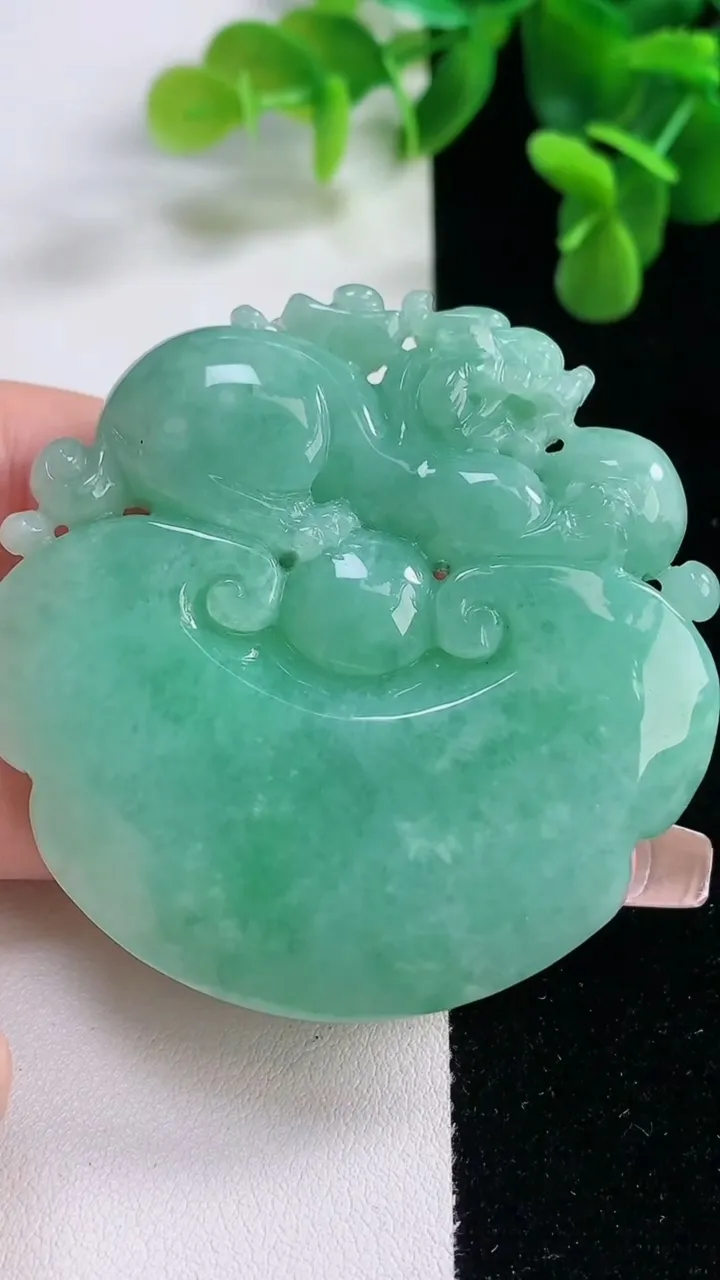 天然A货翡翠如意头吊坠，尺寸57-56.2-12，重量:68.36g
12月20日