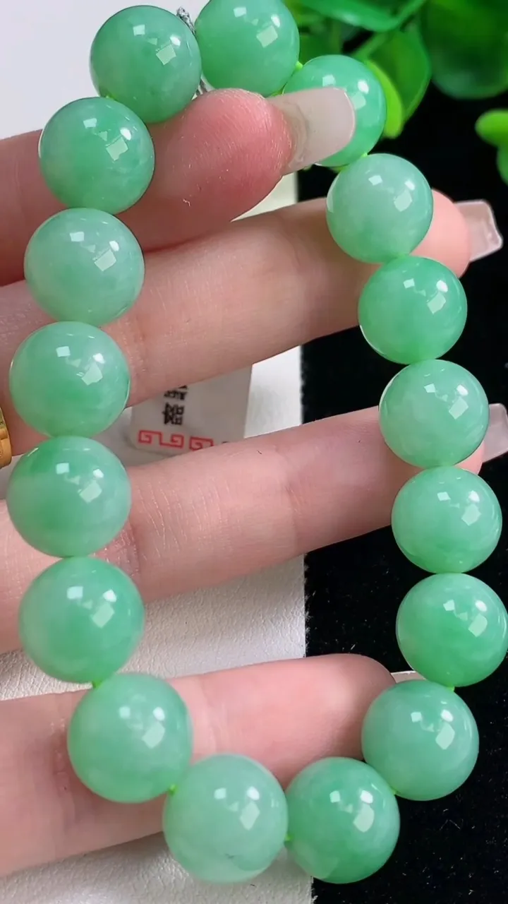 天然A货翡翠圆珠手串，尺寸11.3-17颗，重量:44.26g12月20日
工厂直销收藏佳品,种好水足，色泽均匀，有种有色，上手高大气！