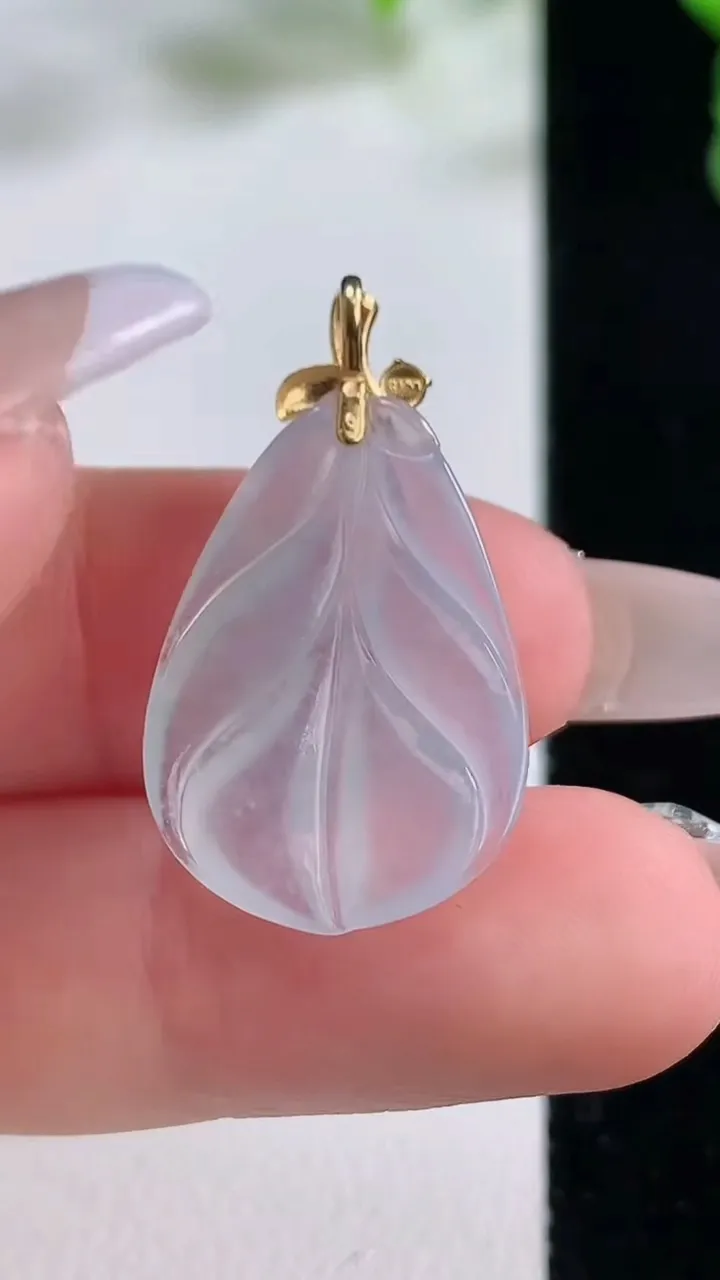 天然A货翡翠种白冰金枝玉叶 叶子吊坠，尺寸23.3-16.8-3，重量:22.00g
12月20日