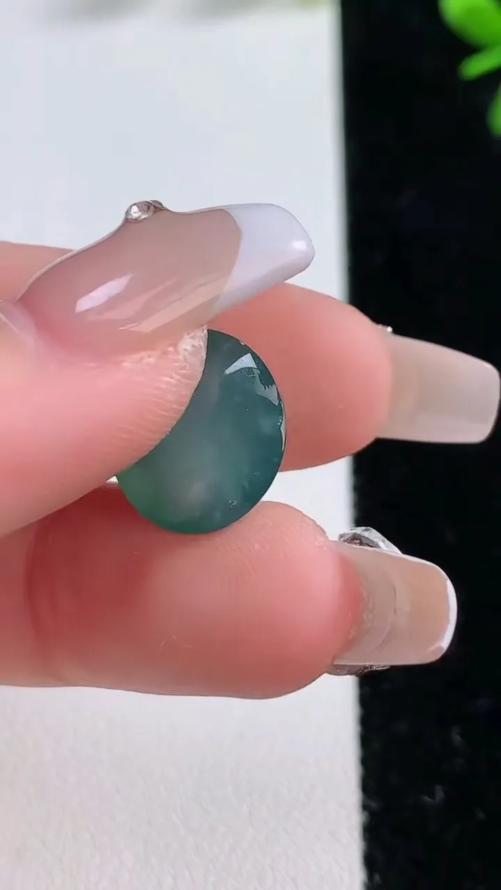 天然A货翡翠蛋面镶嵌件，尺寸13.8-7.6，重:2.10g
12月20日