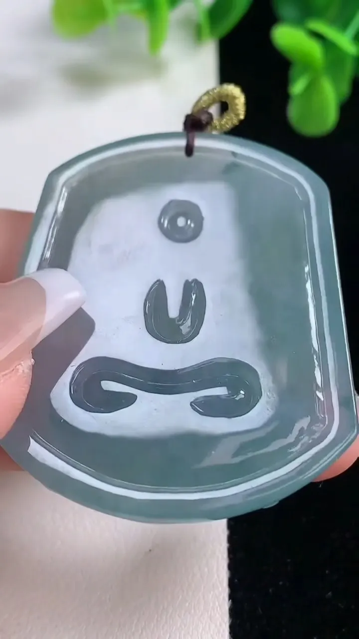 天然A货翡翠紫罗兰不动明王吊坠，尺寸52.8-43.6-4.6，重量:26.70g
12月20日