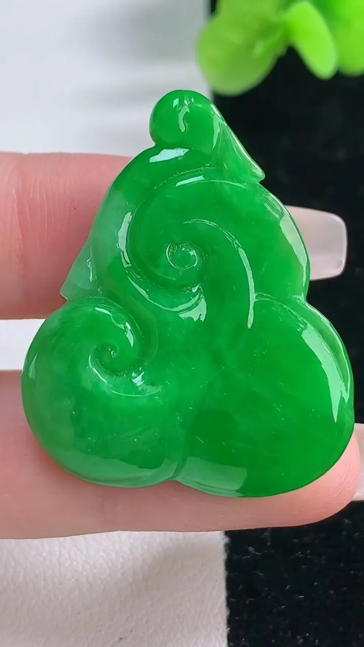 天然A货翡翠如意头吊坠，尺寸35.6-28.6-6，重量:9.04g
12月20日