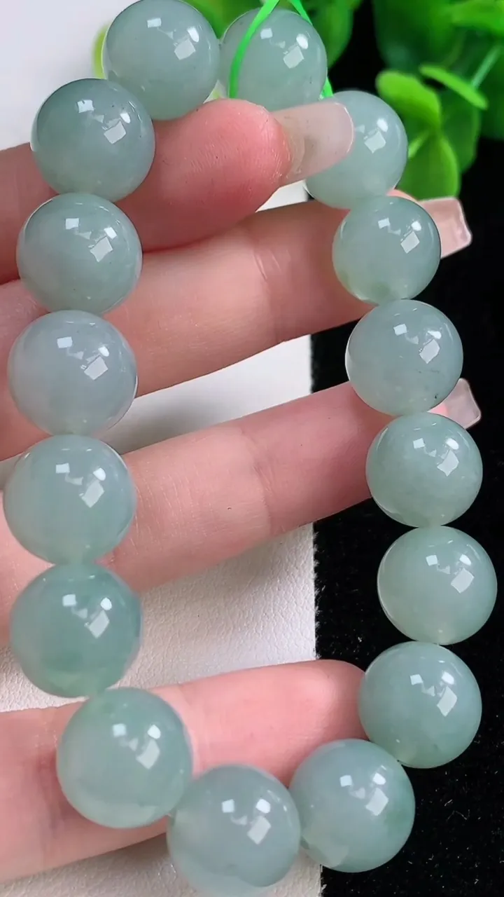 天然A货翡翠圆珠手串，尺寸12.2-16颗，重量:52.88g12月20日
工厂直销收藏佳品,种好水