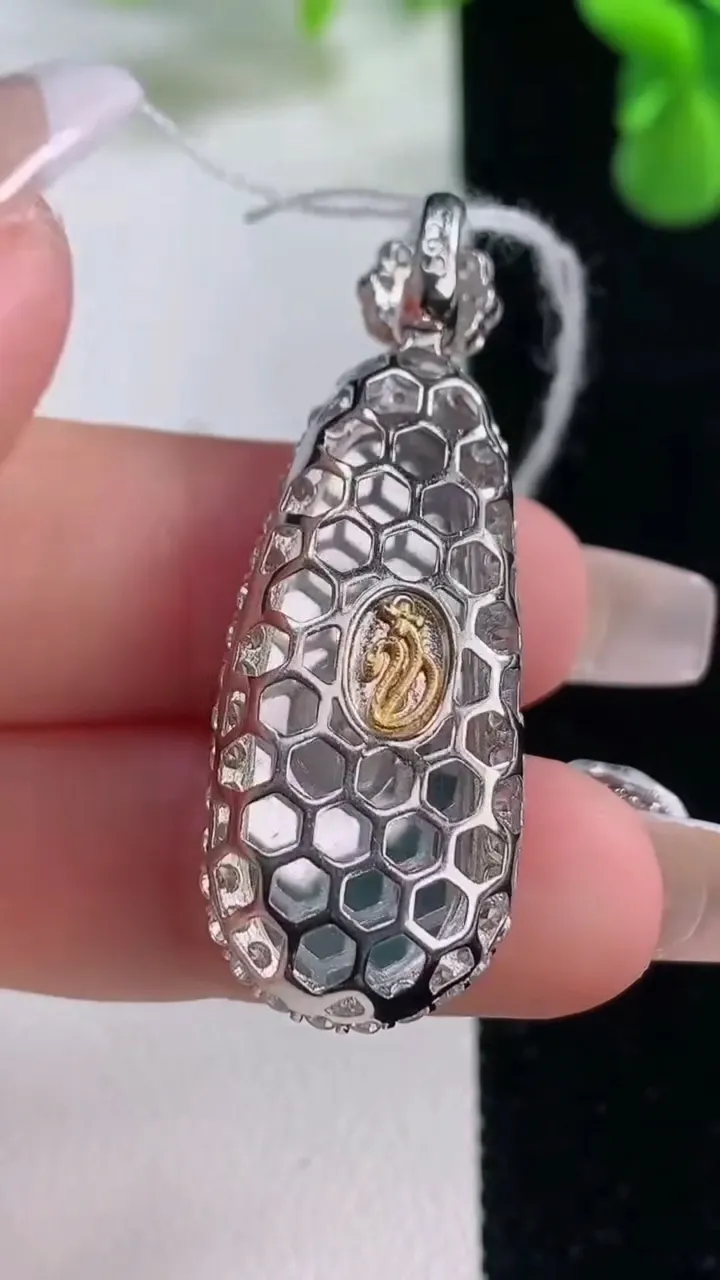 天然A货翡翠福瓜吊坠，尺寸42.3-15-8.6，裸石31.4-11.8重量:5.03g
12月20日