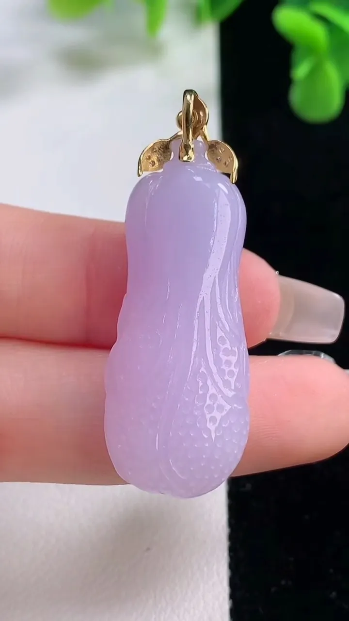 天然A货翡翠18K金紫罗兰白菜吊坠，尺寸37.3-15.3-8.8，重量:10.15g
12月20日