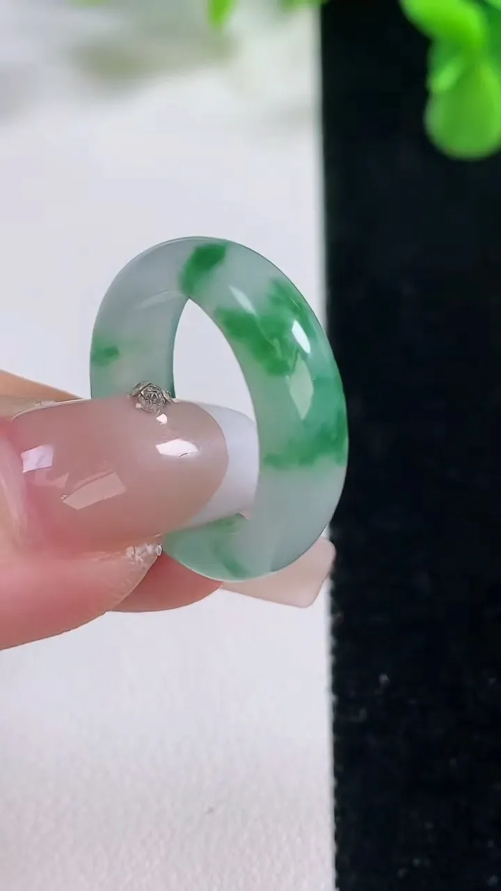 天然A货翡翠指环戒指，尺寸17.3-6.3-2.8，重量:3.42g2025年12月20日
工厂直销收藏佳品,种好水足，色泽均匀，有种有色，上手高大气！