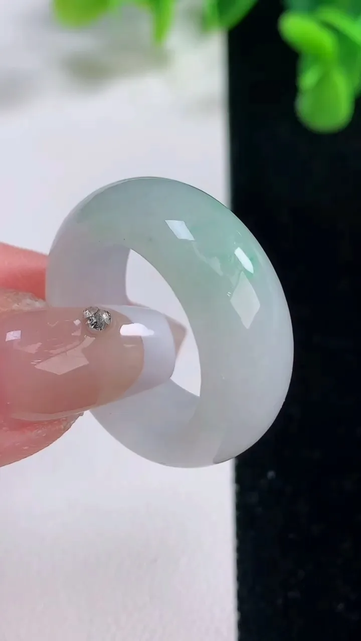 天然A货翡翠指环戒指，尺寸19.4-9.3-4.6，重量:9.81g2025年12月20日
工厂直销