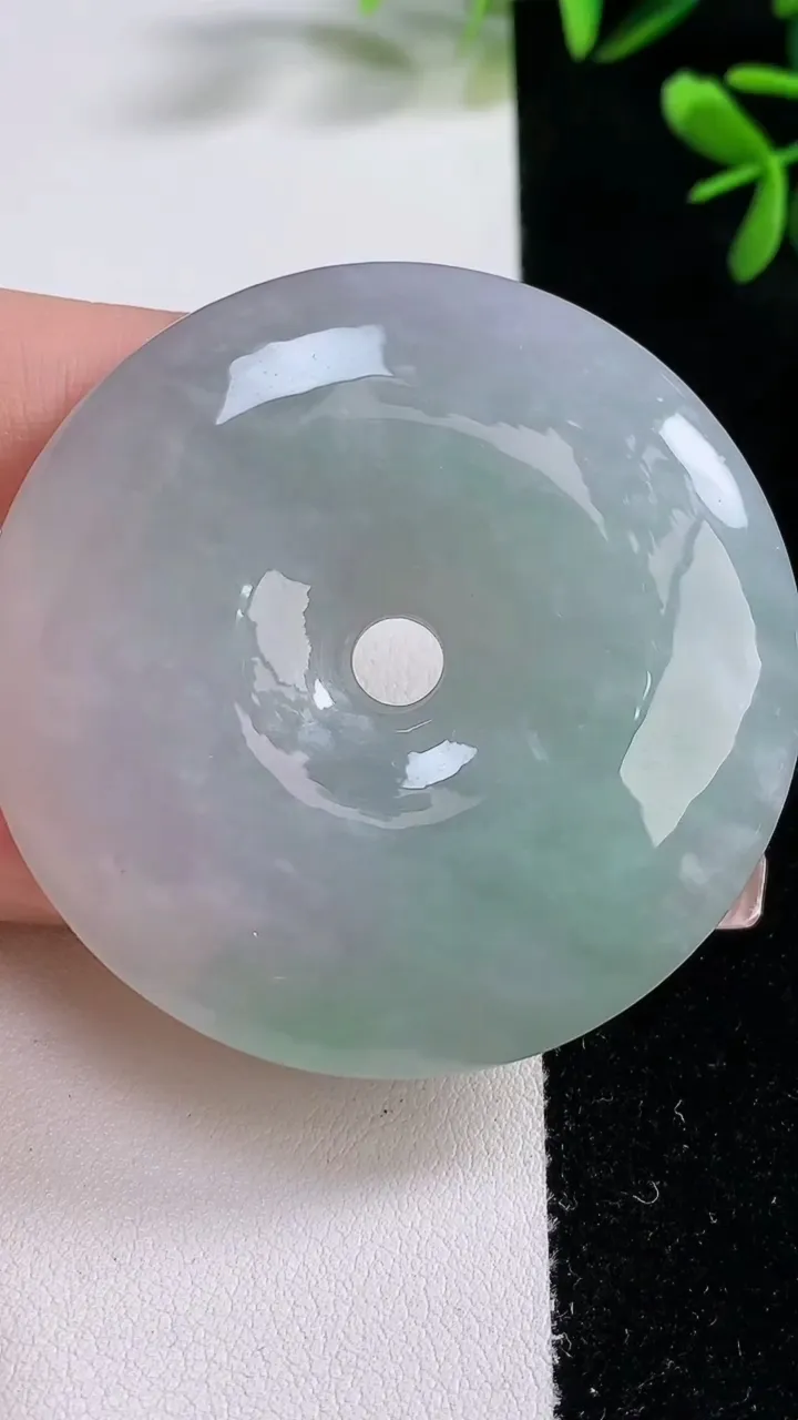 天然A货翡翠平安扣吊坠，尺寸53.8-10.2，重:58.61g
12月20日