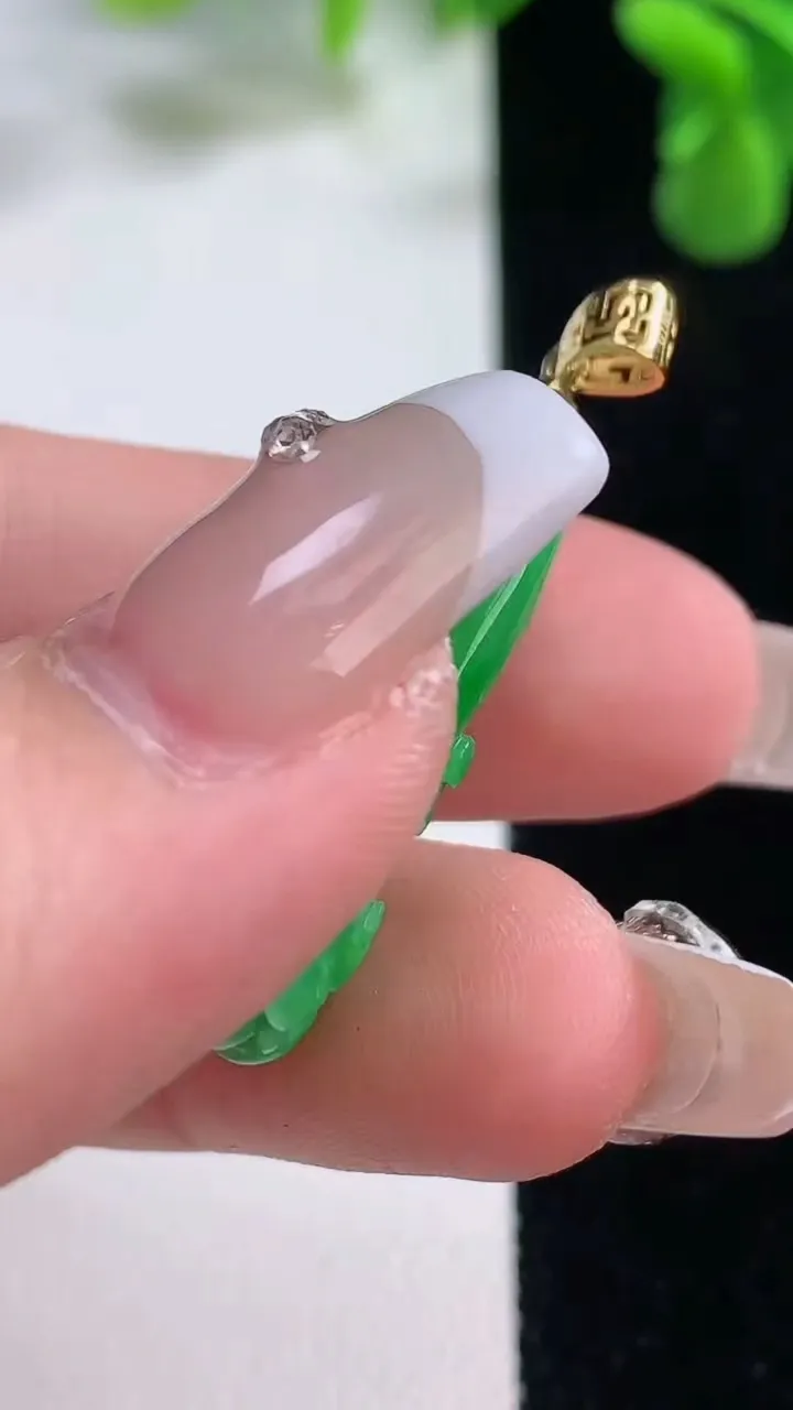 天然A货翡翠白菜吊坠，尺寸31-13.8-9.8，重量:6.58g
12月20日