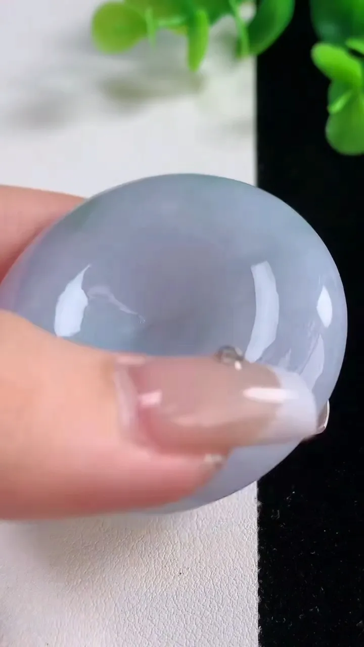 天然A货翡翠紫罗兰平安扣吊坠，尺寸49.3-12.3，重量:62.04g
12月20日