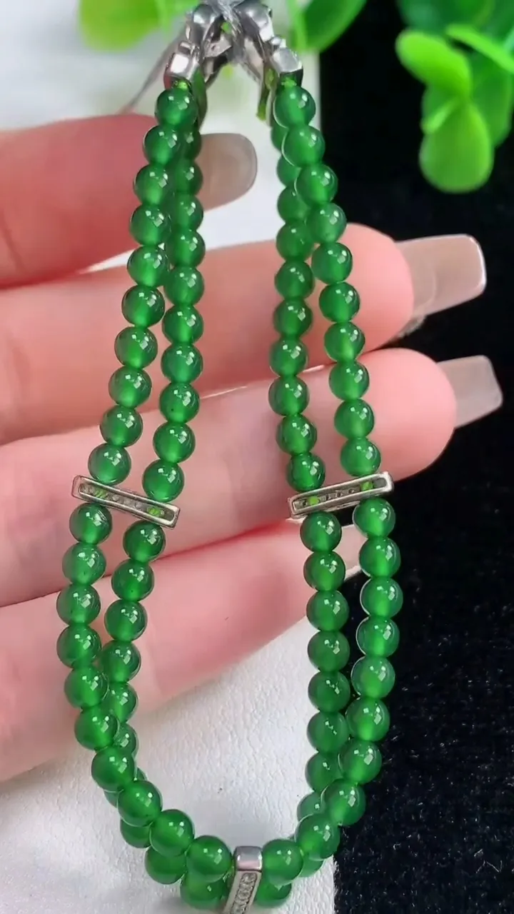 天然A货翡翠小米珠三排手串，尺寸3.9，重量:11.56g12月20日
工厂直销收藏佳品,种好水足，色泽均匀，有种有色，上手高大气！