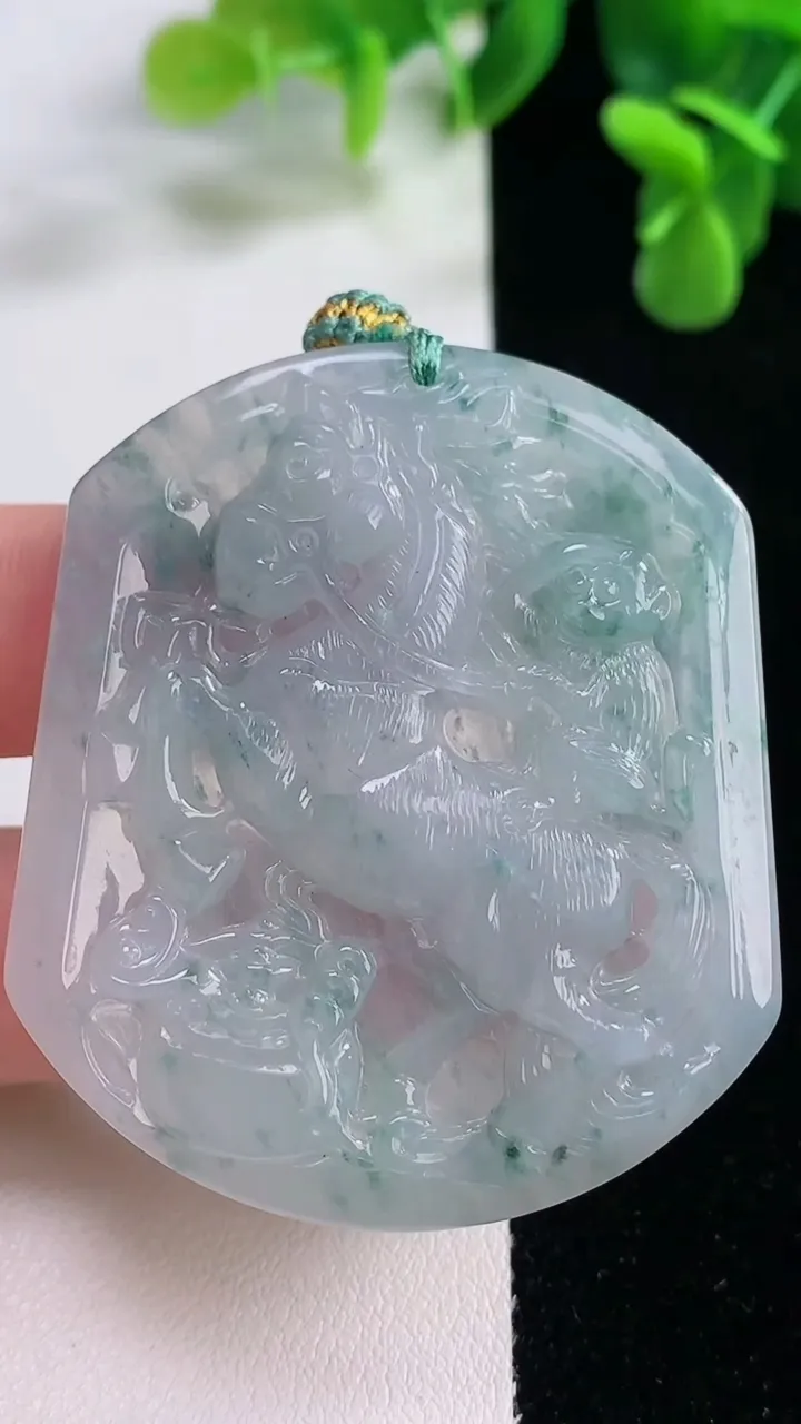 天然A货翡翠冰种飘花生肖马吊坠，尺寸51.8-44.5-5，重量:24.03g
12月20日