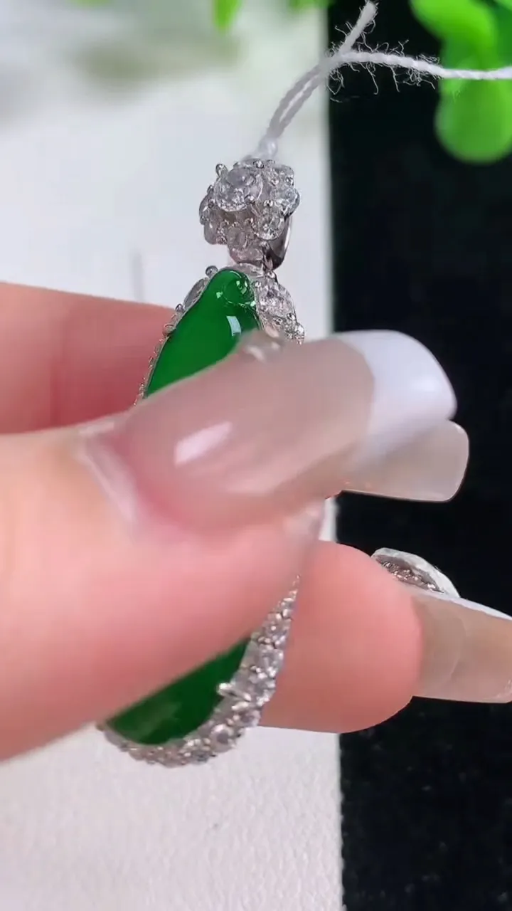 天然A货翡翠福瓜吊坠，尺寸42.3-15-8.6，裸石31.4-11.8重量:5.03g
12月20