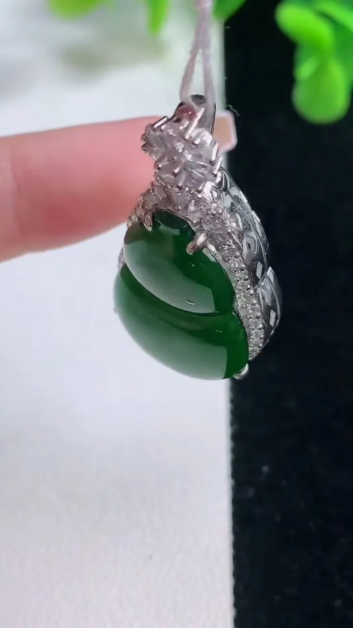 天然A货翡翠葫芦吊坠，尺寸34.5-16.8-11.5，裸石23.5-16重量:6.62g
12月20日