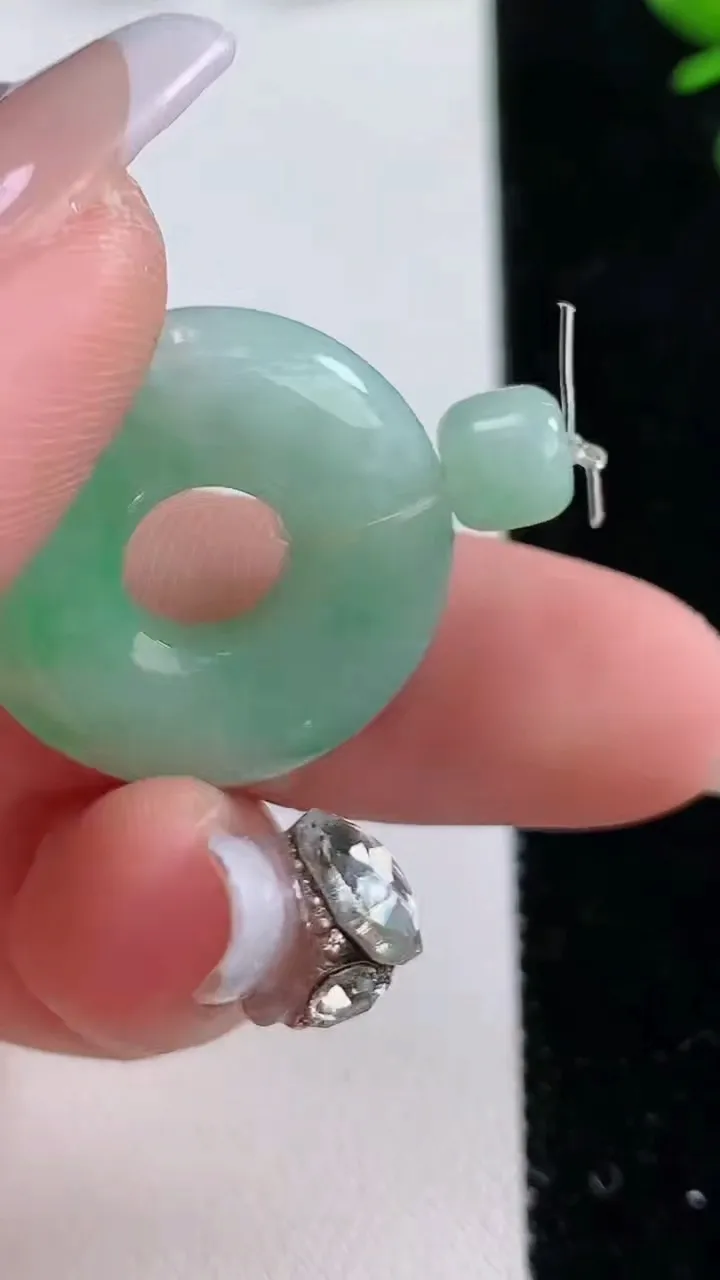 天然A货翡翠平安环吊坠，尺寸24-6.2，重:7.45g
12月20日