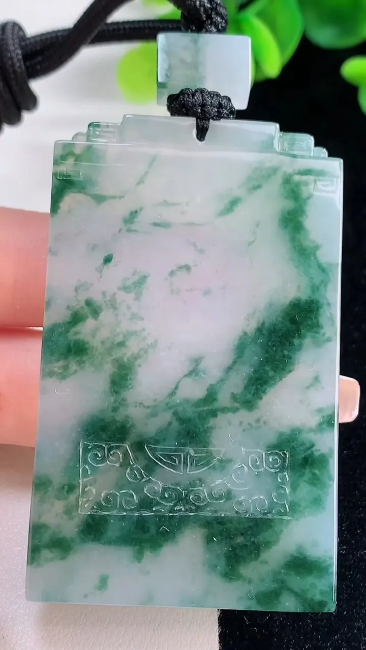 天然A货翡翠种飘花仿古无事牌吊坠，尺寸62.2-37.4-5.7，重量:52.18g
12月20日