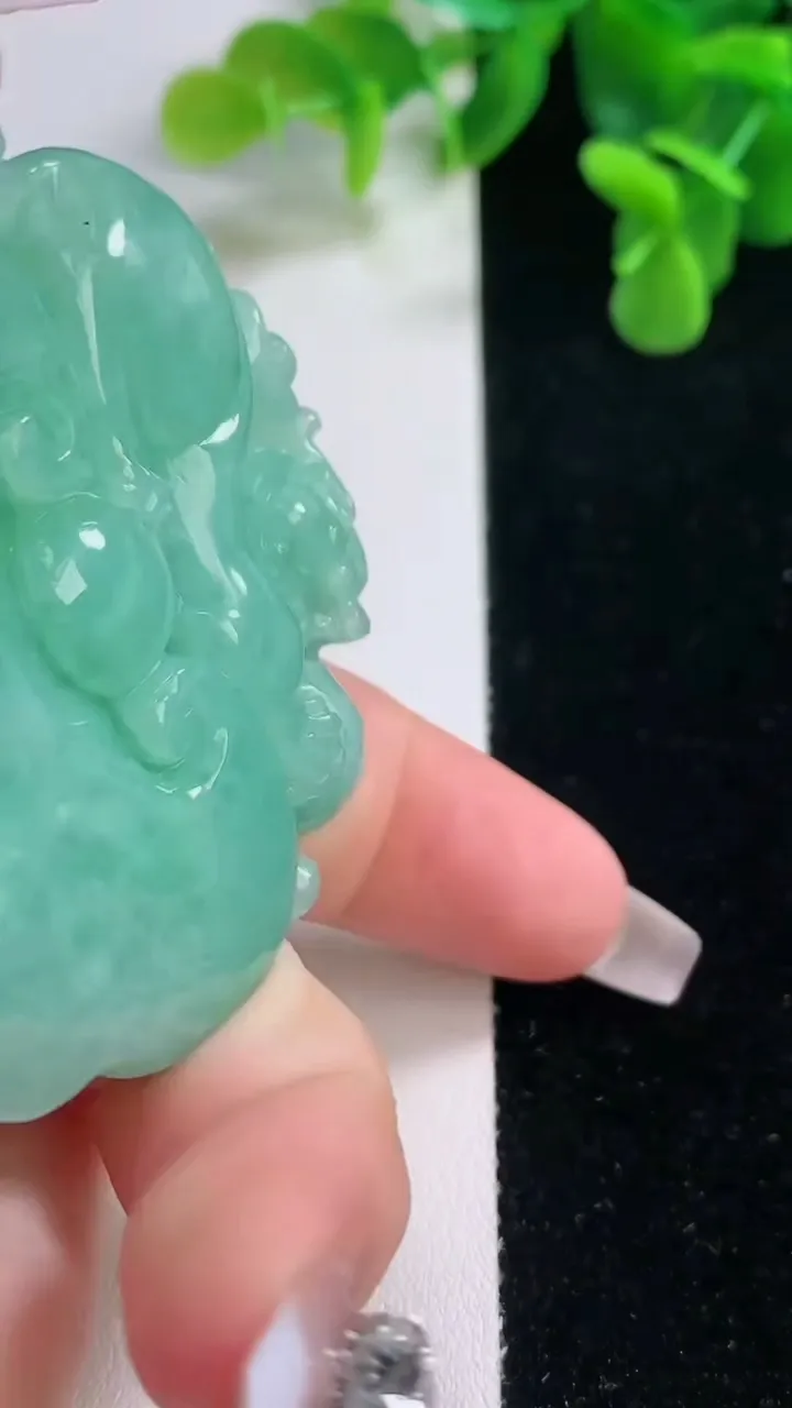 天然A货翡翠如意头吊坠，尺寸57-56.2-12，重量:68.36g
12月20日