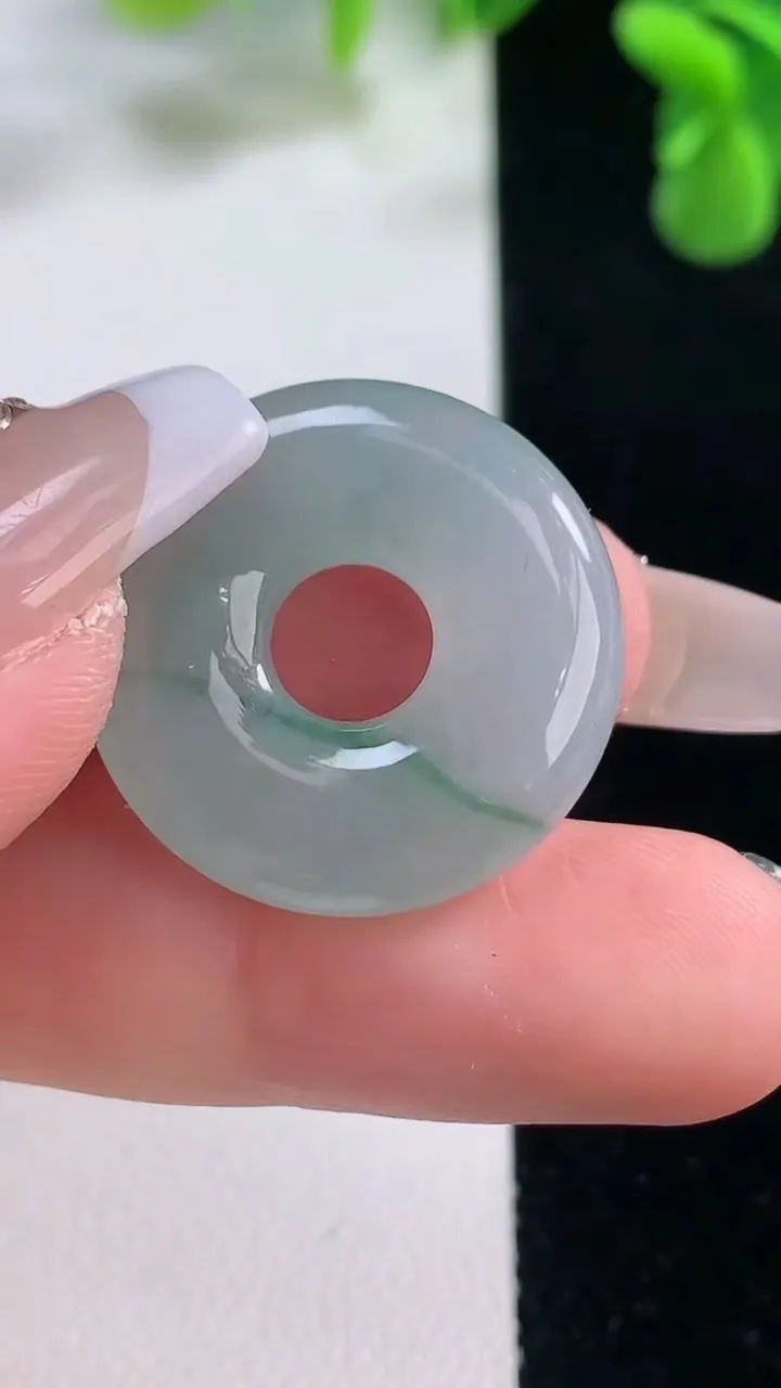 天然A货翡翠飘花平安环吊坠，尺寸24-5.4，重量:6.28g
12月20日