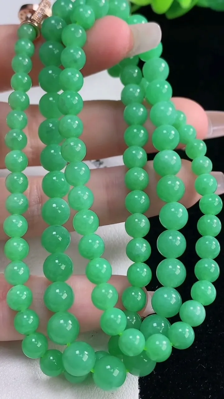天然A货翡翠圆珠项链，尺寸6-102颗，重量:39.06g12月20日
工厂直销收藏佳品,种好水足，色泽均匀，有种有色，上手高大气！