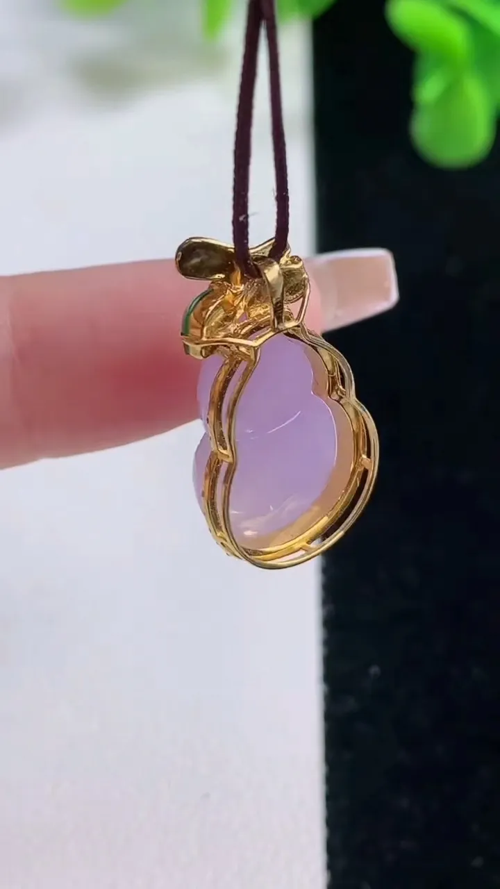 天然A货翡翠18K金紫罗兰葫芦吊坠，尺寸23.7-13.2-7.9，裸石16-11.2重量:2.80g
12月20日