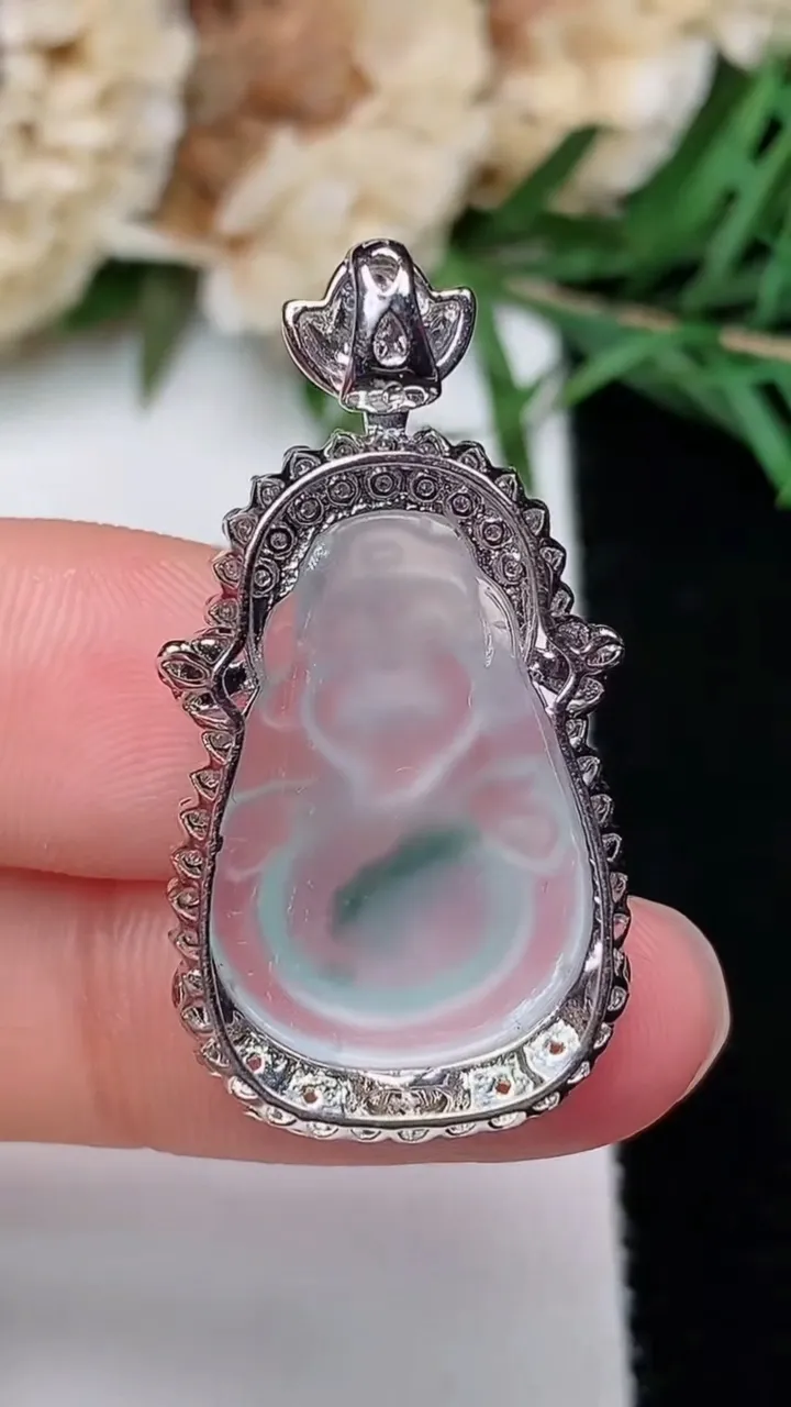 天然A货翡翠飘花财神爷吊坠，尺寸33.3-17.2-8.9，裸石21.3-14.5，重量:4.30g
12月20日