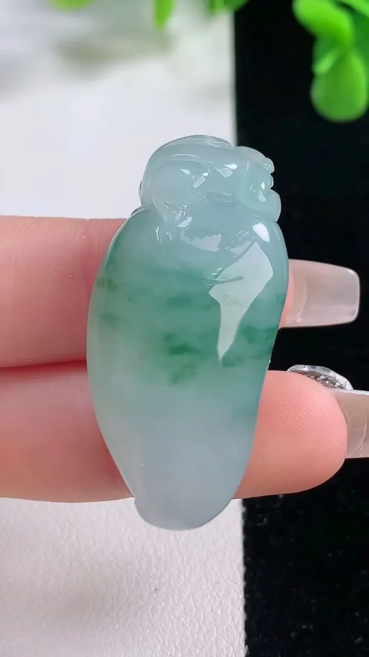 天然A货翡翠飘花福瓜吊坠，尺寸39.3-18.7-12.5，重量:15.91g
12月20日