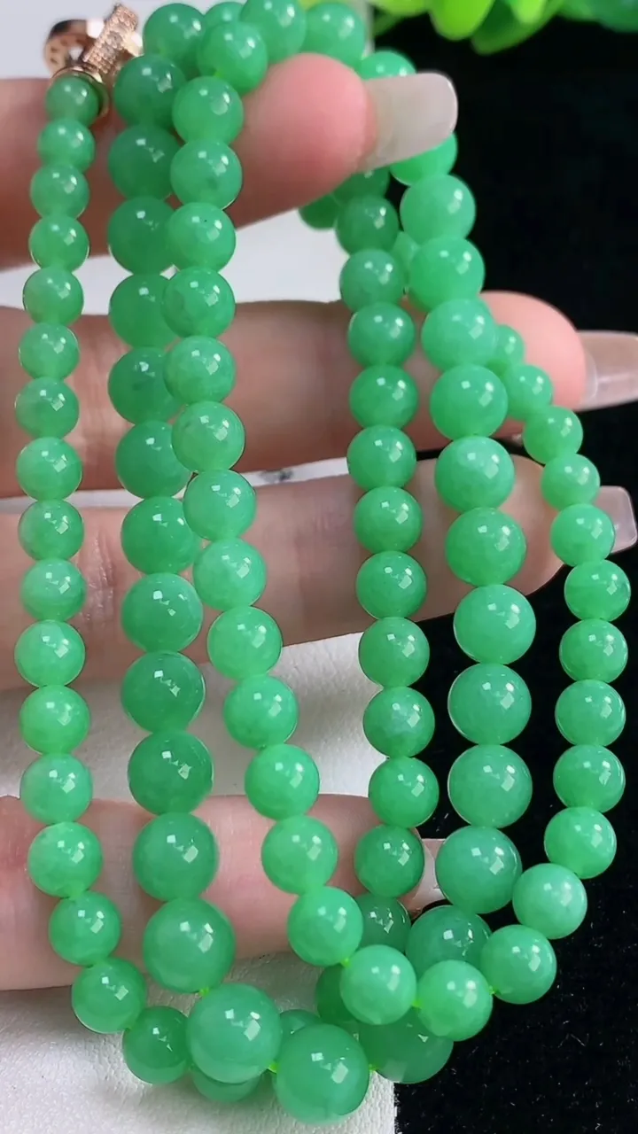 天然A货翡翠圆珠项链，尺寸6-102颗，重量:39.06g12月20日
工厂直销收藏佳品,种好水足，色泽均匀，有种有色，上手高大气！