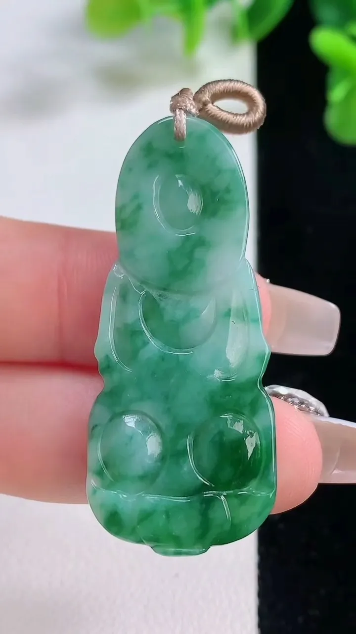 天然A货翡翠飘花观音菩萨吊坠，尺寸43.2-19.3-4.8，重量:7.66g
12月20日