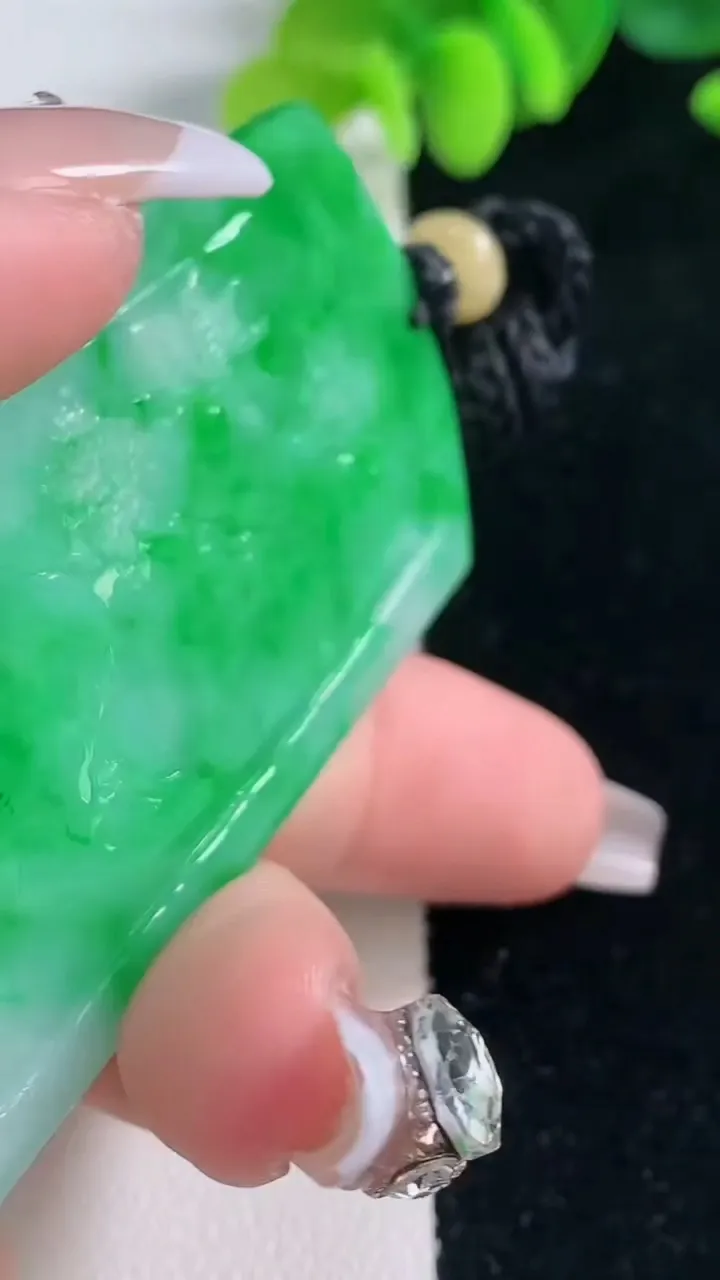 天然A货翡翠山水牌吊坠，尺寸62-37.4-5.2，重量:33.75g
12月20日