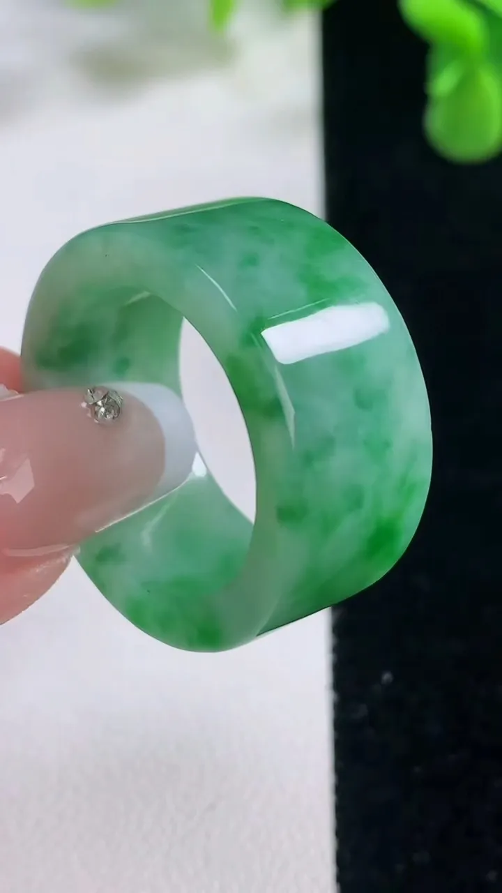 天然A货翡翠方形指环扳指，尺寸21.2-12.2-3.8，重量:13.10g2025年12月20日
工厂直销收藏佳品,种好水足，色泽均匀，有种有色，上手高大气！