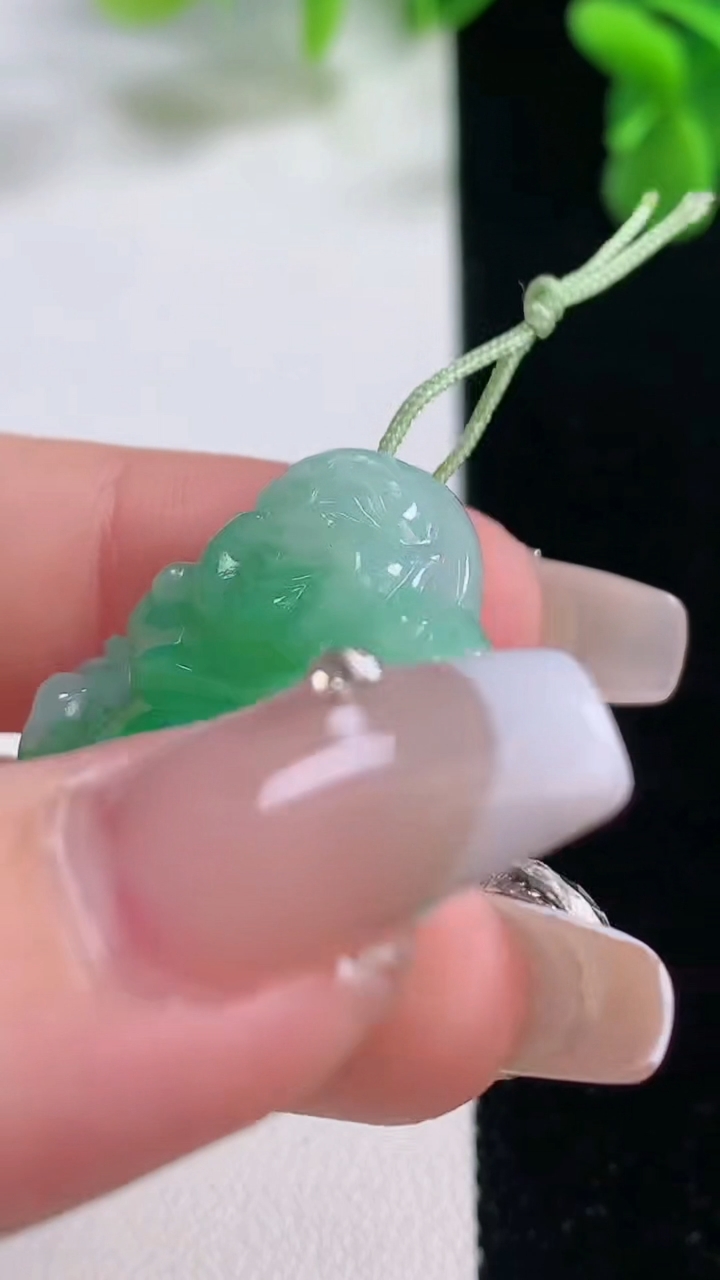 天然A货翡翠佛公吊坠，尺寸28-27-5.8，重量:7.41g
12月20日