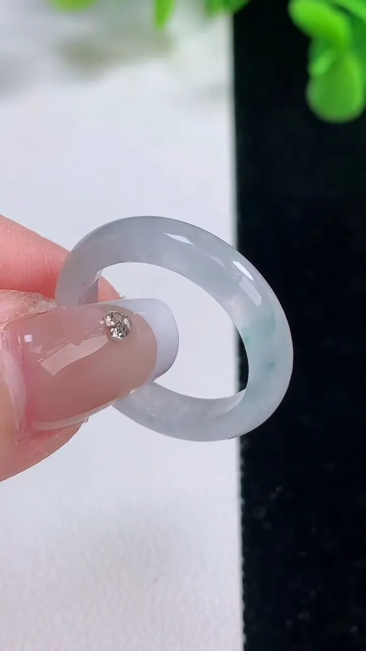 天然A货翡翠冰种飘花指环戒指，尺寸18.5-4.3-2.8，重量:2.93g2025年12月20日
工厂直销收藏佳品,种好水足，色泽均匀，有种有色，上手高大气！