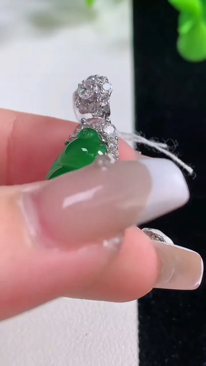 天然A货翡翠福豆吊坠，尺寸35.2-14-9.4，裸石23-11.4重量:4.34g
12月20日