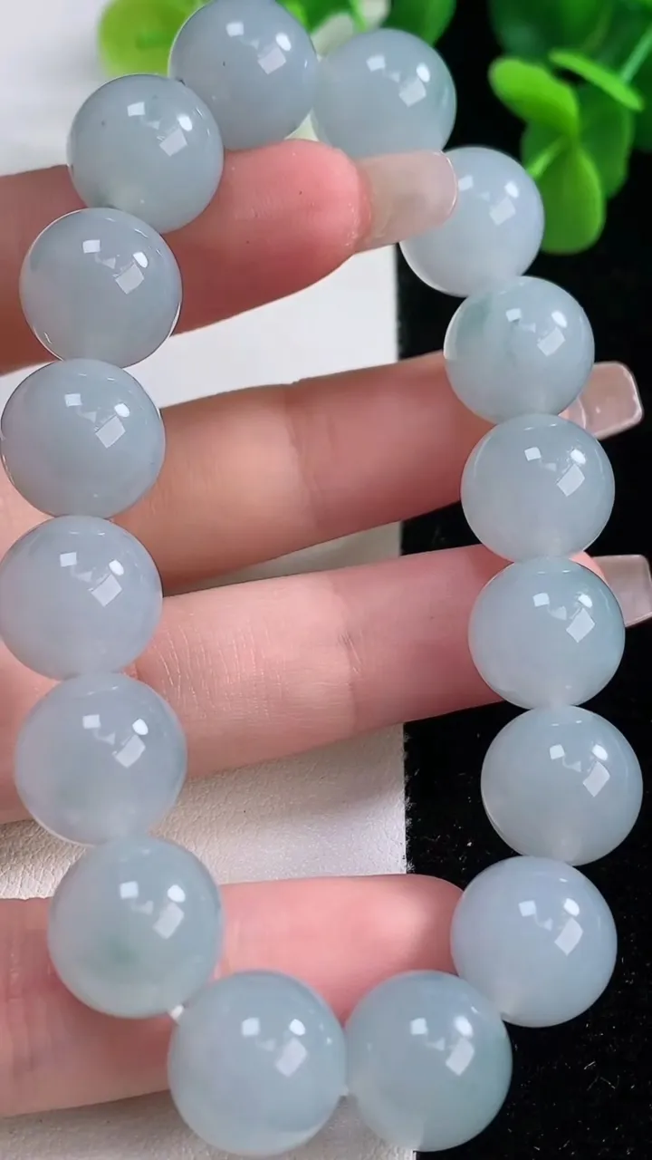 天然A货翡翠飘花圆珠手串，尺寸12.4-16颗，重量:51.05g12月20日
工厂直销收藏佳品,种好水足，色泽均匀，有种有色，上手高大气！