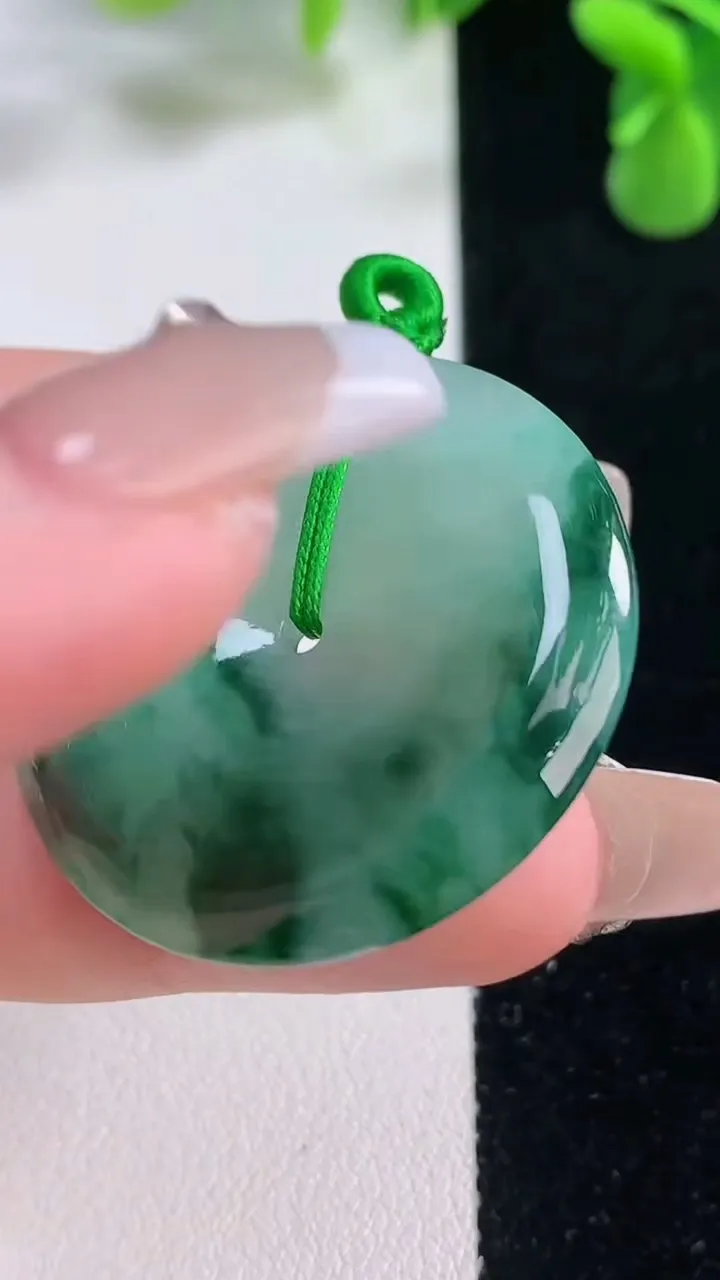 天然A货翡翠飘花平安扣吊坠，尺寸33.2-5.6，重量:13.55g
12月20日