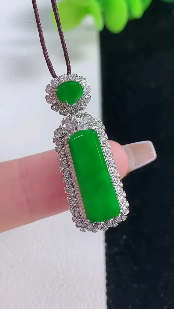 天然A货翡翠无事牌吊坠，尺寸30.4-10-7.8，裸石17.2-7重量:3.30g
12月20日