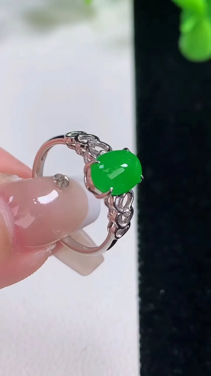 天然A货翡翠蛋面戒指，尺寸17-8.7-6.2-4.7，重量:2.38g2025年12月20日
工厂直销收藏佳品,种好水足，色泽均匀，有种有色，上手高大气！