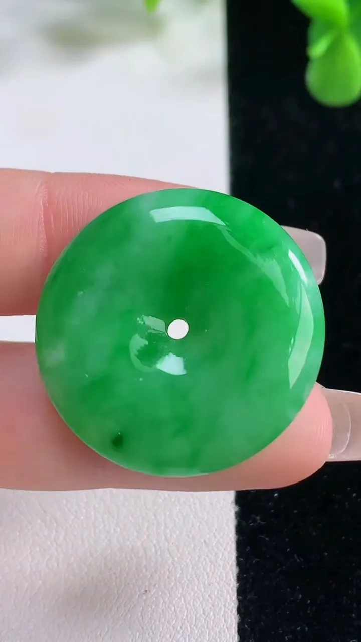 天然A货翡翠平安扣吊坠，尺寸28.8-5.6，重量:10.85g
12月20日