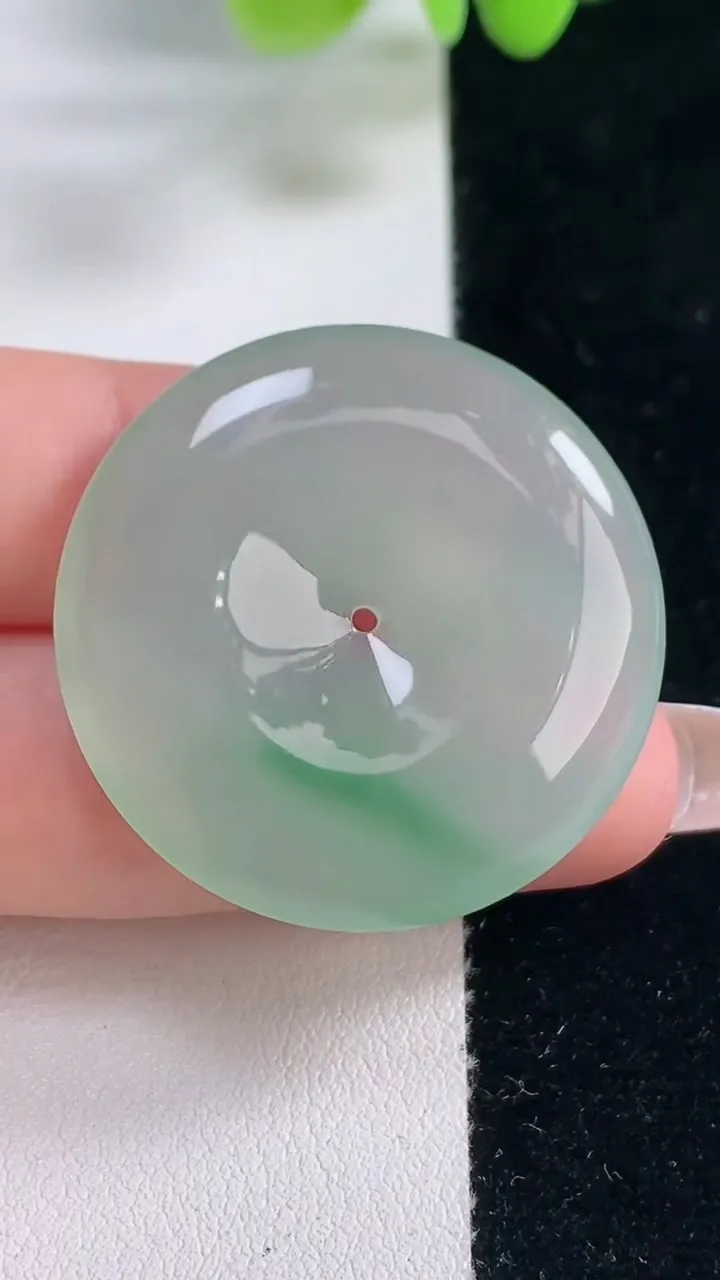 天然A货翡翠平安扣吊坠，尺寸32.8-5.7，重量:12.38g
12月20日