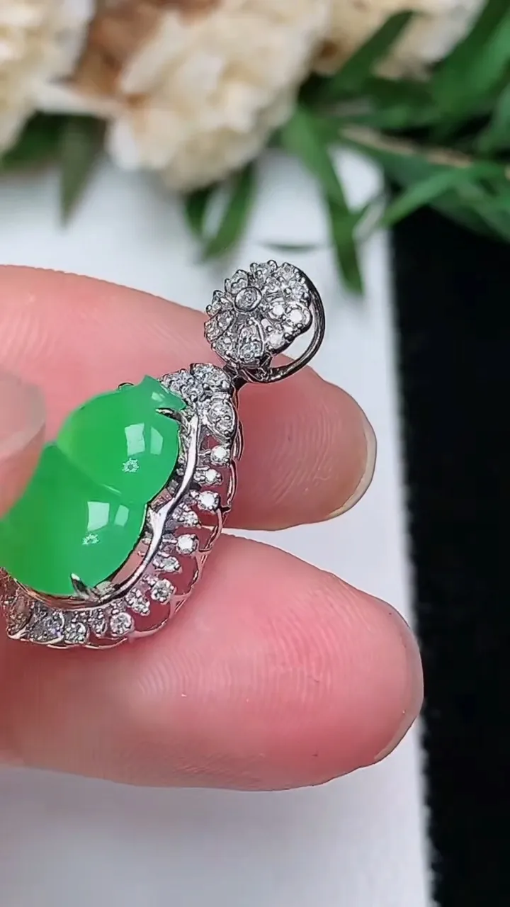 天然A货翡翠葫芦吊坠，尺寸23.4-12.2-7.8，裸石11.7-9
12月20日