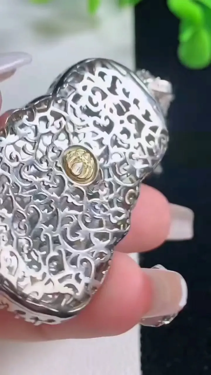 天然A货翡翠观音菩萨吊坠，尺寸58.6-30.6-8.6，裸石44-28.6重量:16.52g
12月20日