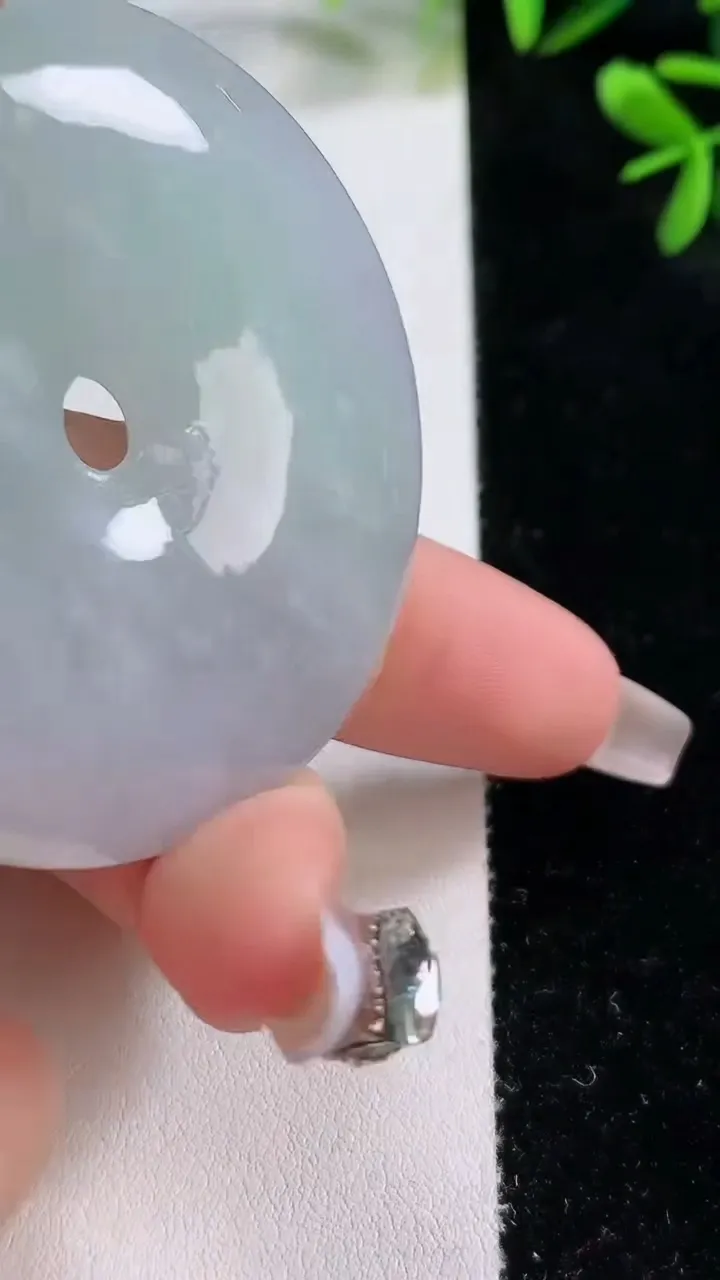 天然A货翡翠平安扣吊坠，尺寸53.8-10.2，重:58.61g
12月20日