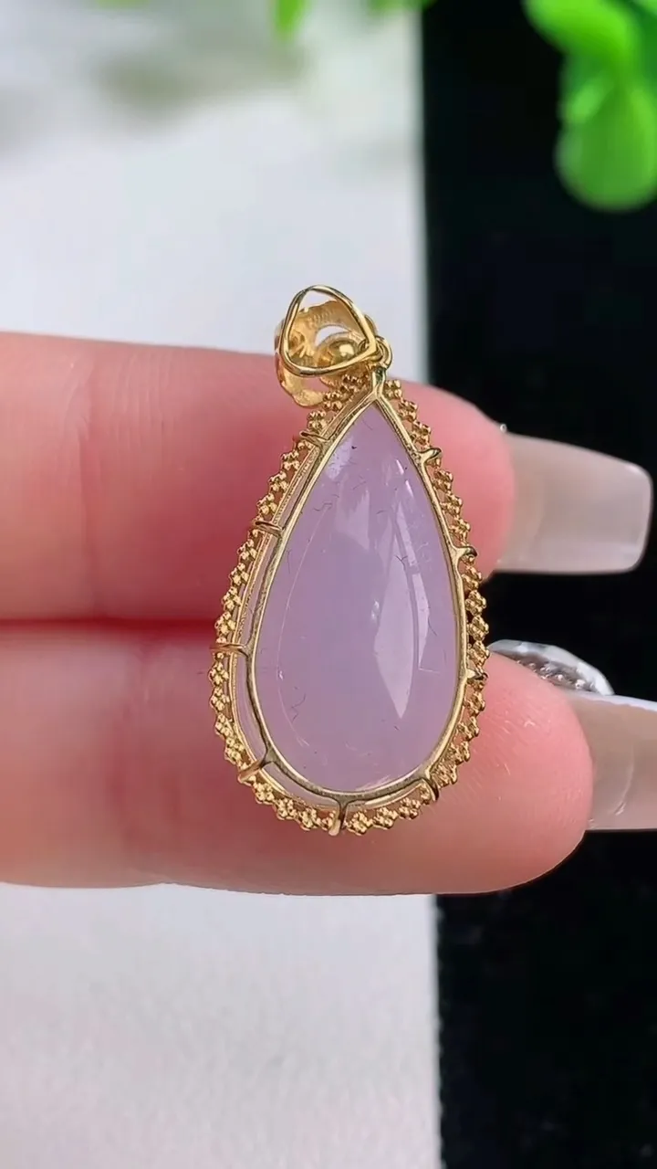 天然A货翡翠18K金紫罗兰水滴吊坠，尺寸27.7-13.8-8.5，裸石21-11.7重量:3.69g
12月20日