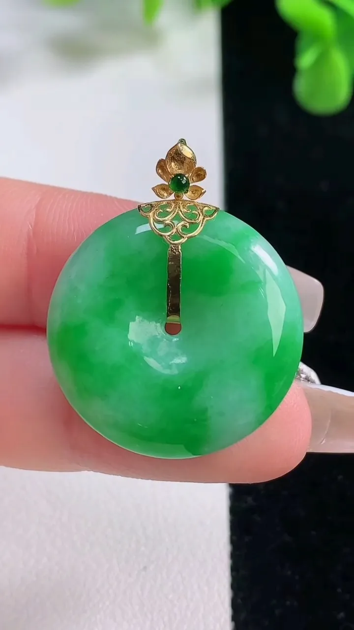 天然A货翡翠平安扣吊坠，尺寸25.2-6，重量:8.17g
12月20日