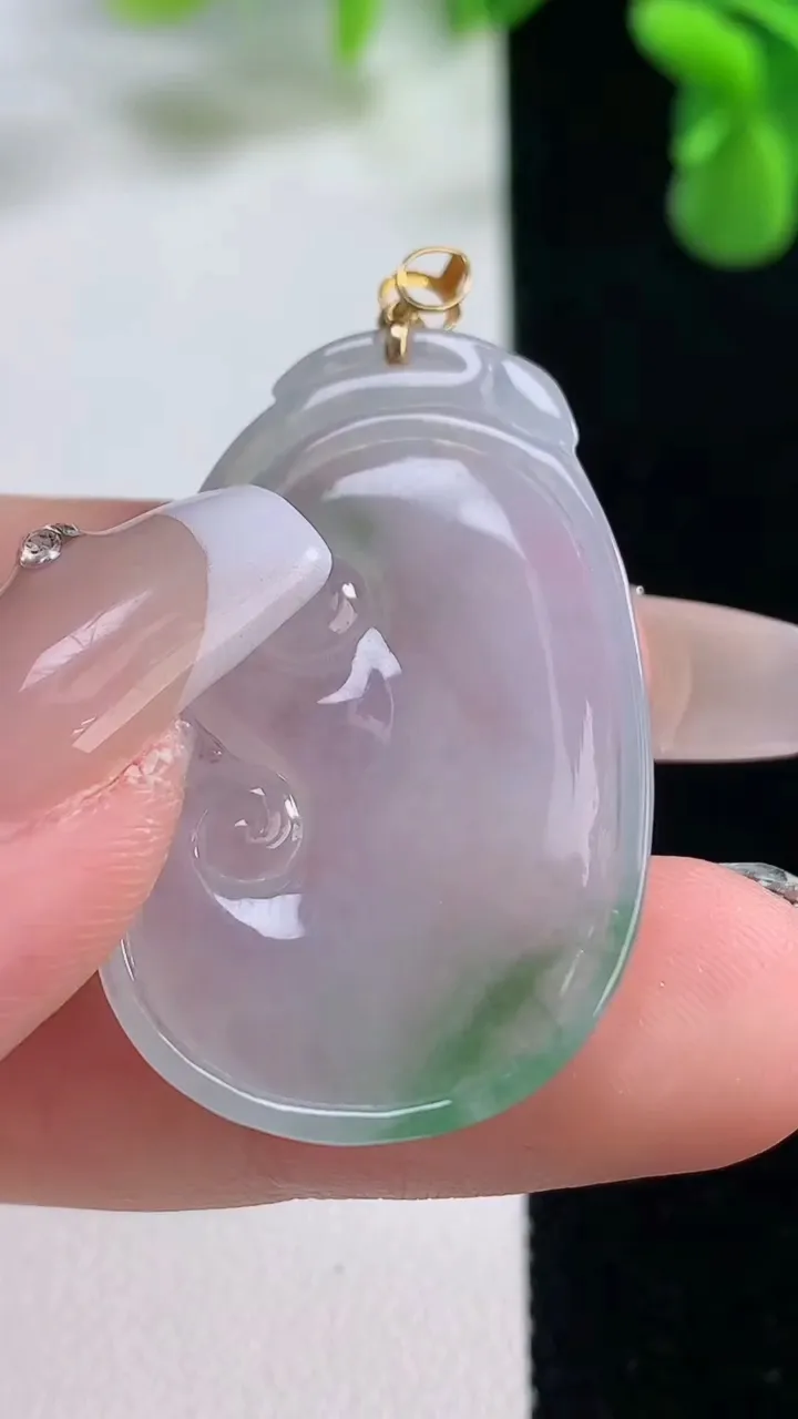 天然A货翡翠如意吊坠，尺寸36-22.2-3.6，重量:6.06g
12月20日