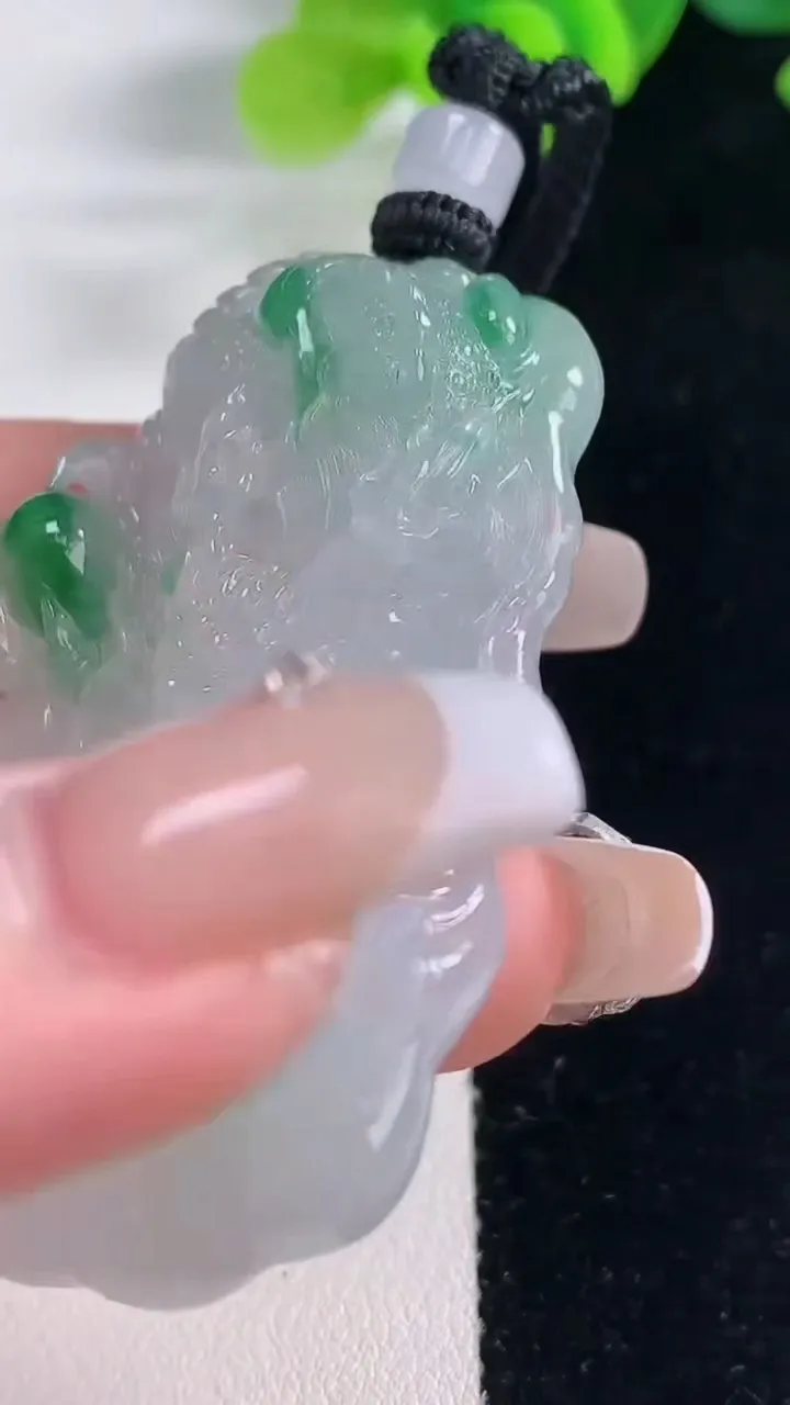 天然A货翡翠龙牌吊坠，尺寸53-33.2-10.6，重量:36.99g
12月20日